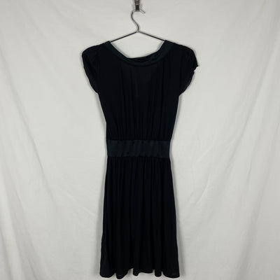 5351 Pour Les Femmes Cap Sleeve Dress